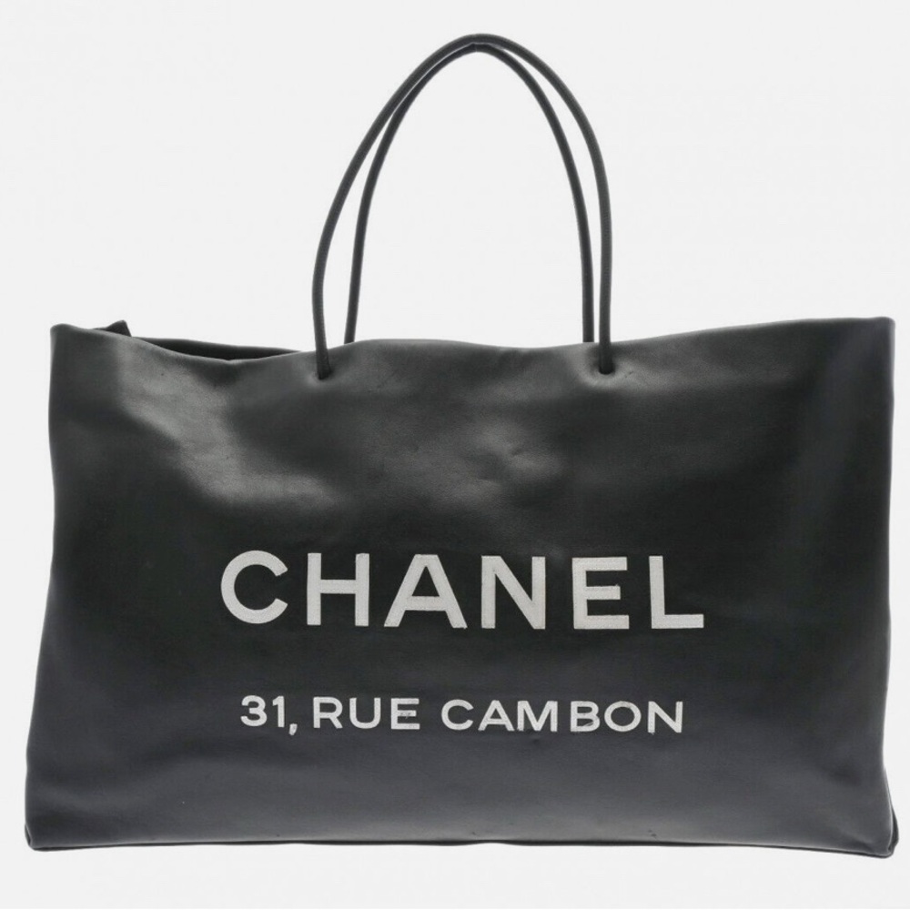 💄CHANEL EUC Black and White Logo duffle style Tote